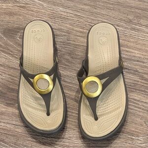 Crocs Sanrah Circle Medallion‎ Wedge Flip Sandal Women's Sz 6 ESPRESSO GOLD